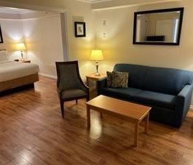 *** $1700/Month Bachelor Suite *** - Photo 2