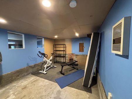 Spacious Durie HIll home - Photo 2