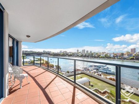 Two-bedroom pet-friendly gem in Macleay Tower - Photo 4