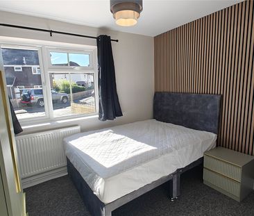 Cedar Way, Guildford, Surrey, GU1 1JF - Photo 1