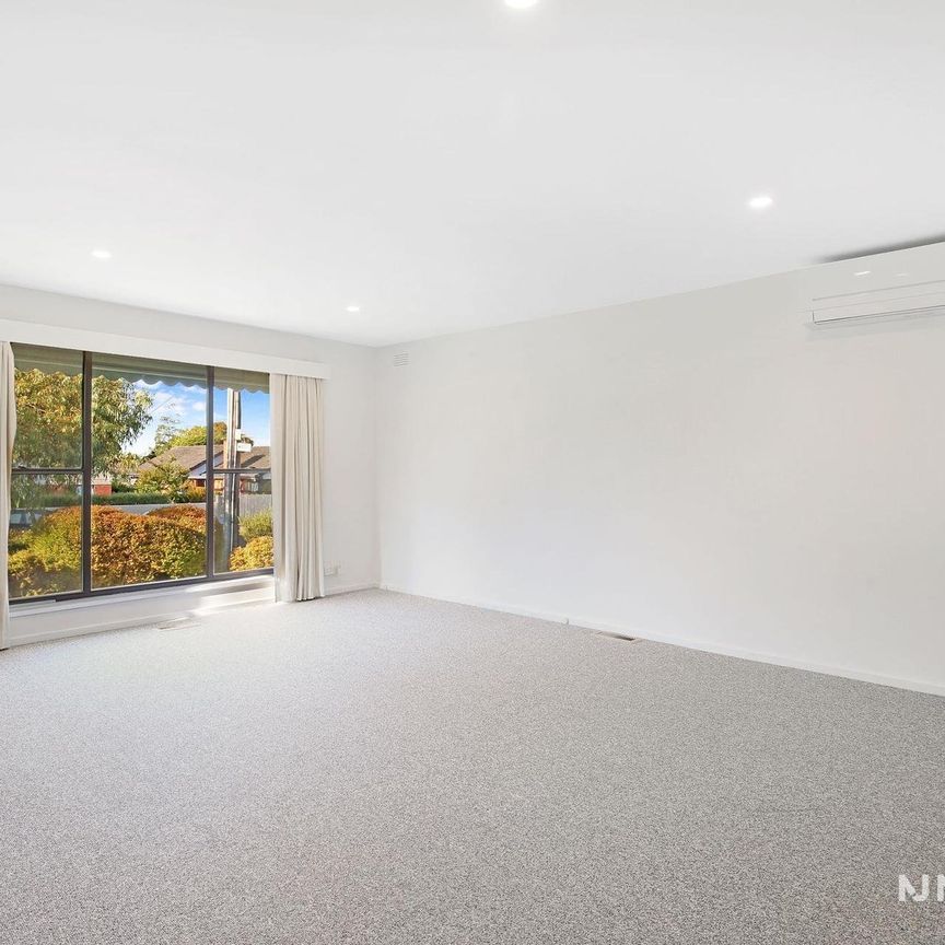 8 Cambridge Drive, GLEN WAVERLEY - Photo 1