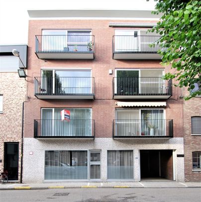 Instapklaar, gerenoveerd appartement met 3 slaapkamers en dubbele garagebox gelegen op de eerste verdieping (met lift) in het centrum van Maaseik, nabij de markt. - Photo 1