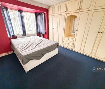 4 bedroom semi-detached house to rent - Photo 5