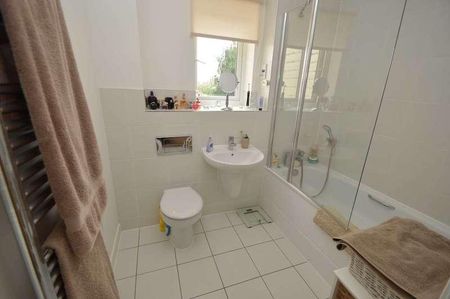 Addlestone, KT15 - Photo 3