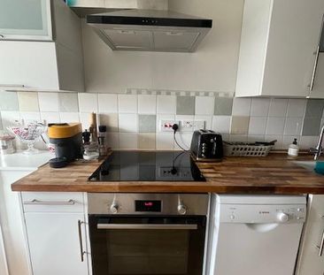 1 bedroom in a flat share to rent - Photo 5