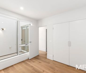 Stylish spacious and brand new - Photo 3