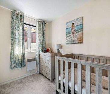 Modern, two bedroom second floor apartment with large balcony, loca... - Photo 4