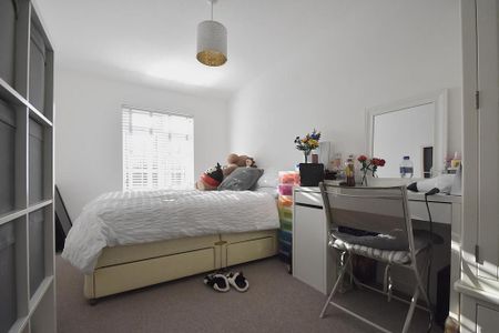 3 bedroom end of terrace house to rent - Photo 2