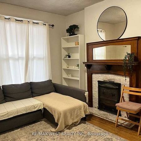 CUTE AND CHARMING 1 BED MAIN FLR WATER AND HEAT UTILITY INCLD - Photo 1