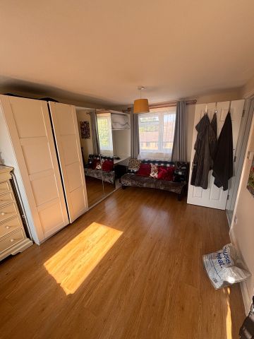3 Bed Terraced House, Dixon Road, SE25 - Photo 4