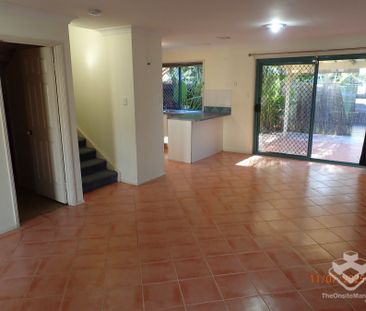 Centrally located 3 bed townhouse available in Carrara soon - water... - Photo 4