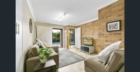 THREE BEDROOM TOWNHOUSE IN SOUGHT AFTER LOCATION - Photo 3