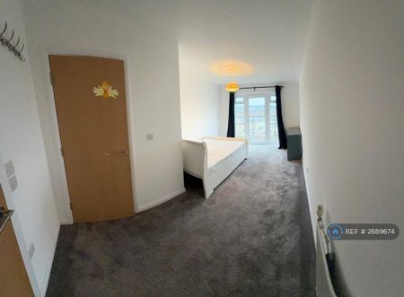 3 bedroom flat to rent - Photo 3
