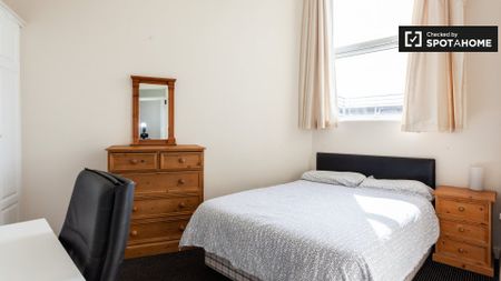 Room in 3-bedroom apartment in Broadstone, Dublin - Photo 4