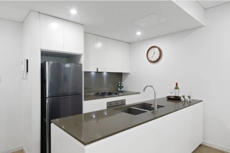 Beautiful Top Floor Two-Bedroom Apartment in Quiet Location - Photo 2