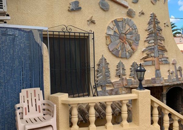 Villa for rent with 3 bedrooms and pool in Calpe for the winter season.