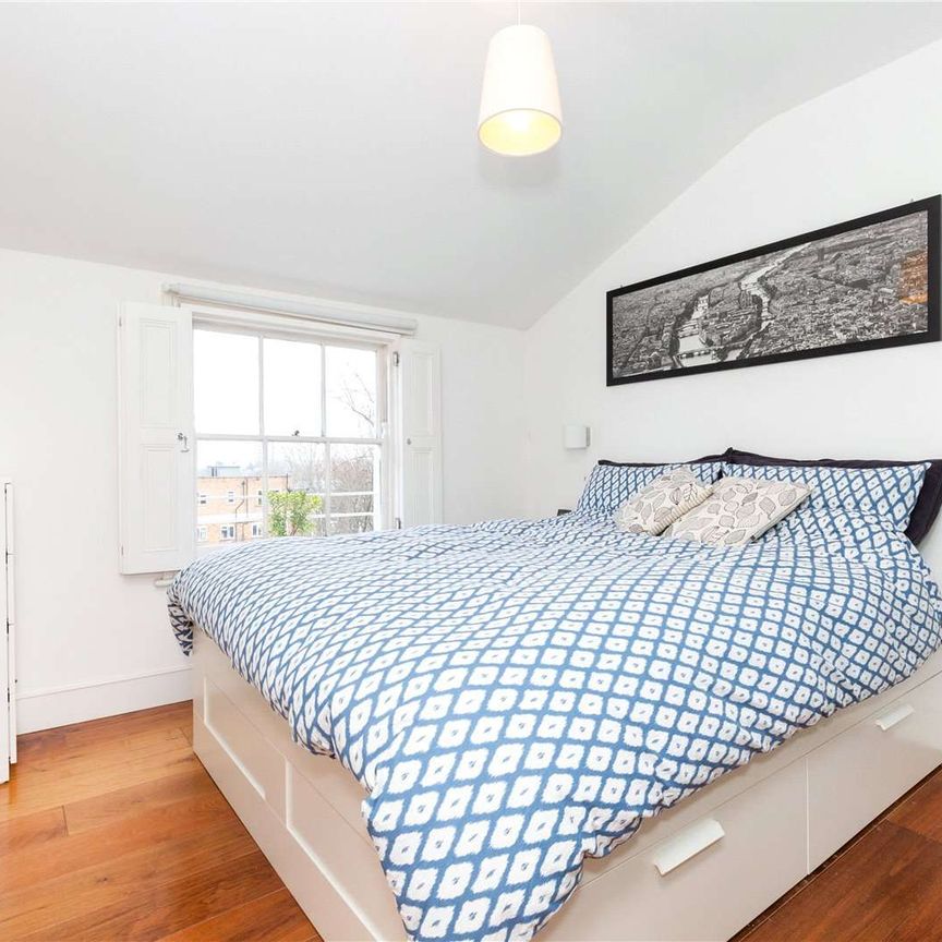 A lovely top floor one bedroom apartment in a period conversion in Arundel Square. - Photo 1