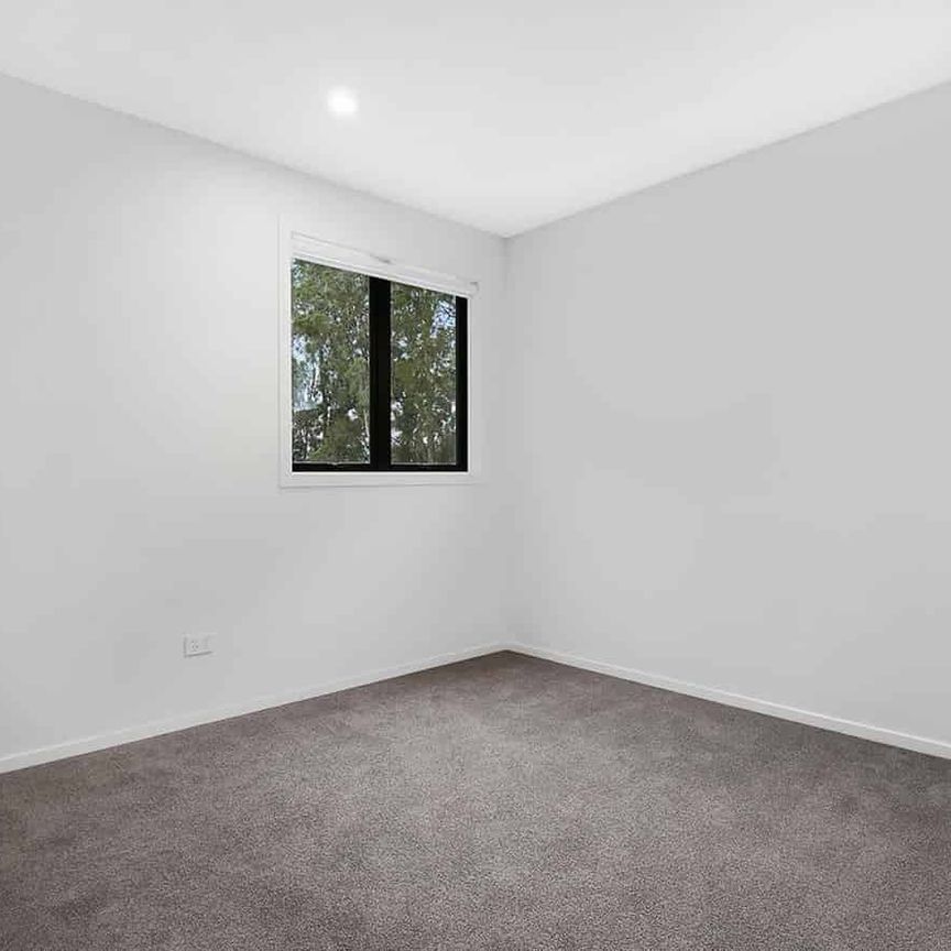 Stunning Three Bedroom Townhouse - Photo 1