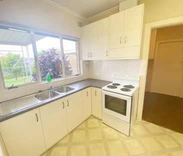 Much-loved, 3 bedrooms house with beautiful gardens for rent - Photo 3