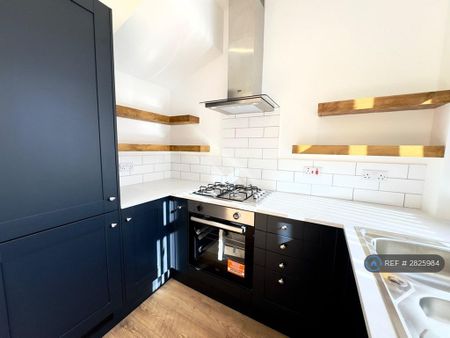 3 bedroom semi-detached house to rent - Photo 5