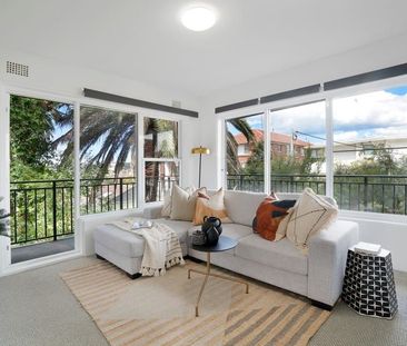 Charming 2-Bedroom Apartment in Vibrant Manly - Prime Location, Modern Amenities, and Convenient Lifestyle! - Photo 1