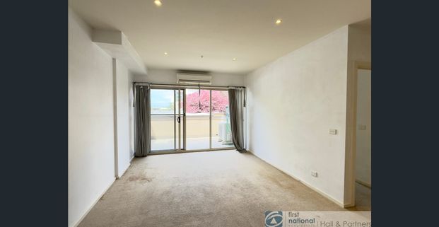 Modern 2-Bedroom Apartment with Secure Parking - Photo 1