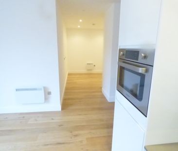 Large unfurnished 1 bedroom Apartment for rent - Photo 3