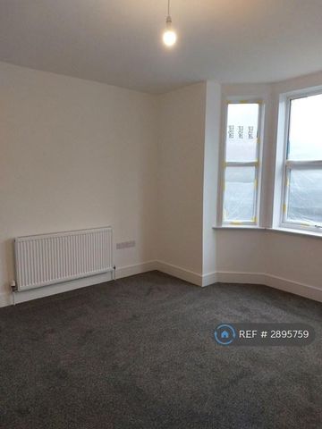 4 bedroom end of terrace house to rent - Photo 2