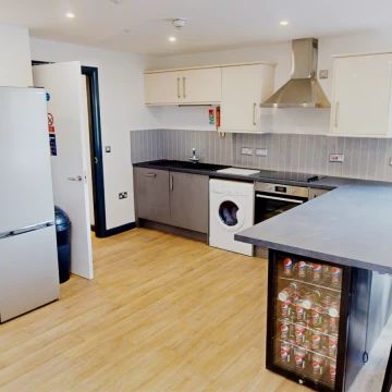 Flat 5-Bedroom D - Photo 1