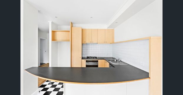 Beachside Bliss in the Heart of St Kilda - Photo 1