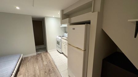 For Lease - 8 Poplar Plains Crescent Unit# B, Toronto, Ontario - Photo 3