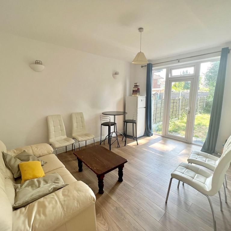 4 bedroom semi-detached house to rent - Photo 1