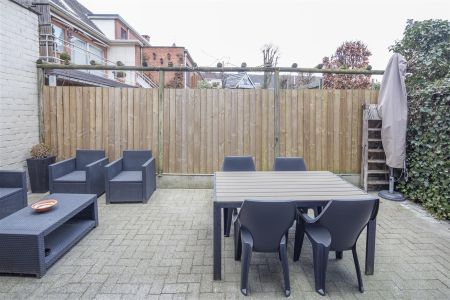 GELIJKVLOERS APPARTEMENT MET 2 SLPKS, ZONNETERRAS EN PARKING. - Photo 2