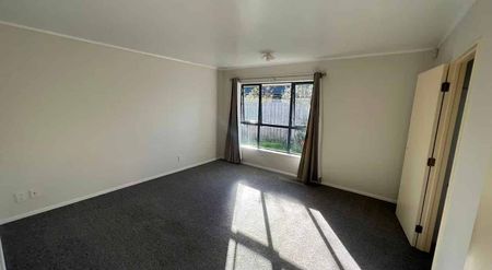 Charming 4 Bedroom Family Home in Flat Bush - Photo 2