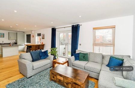 3 bedroom flat to rent - Photo 3