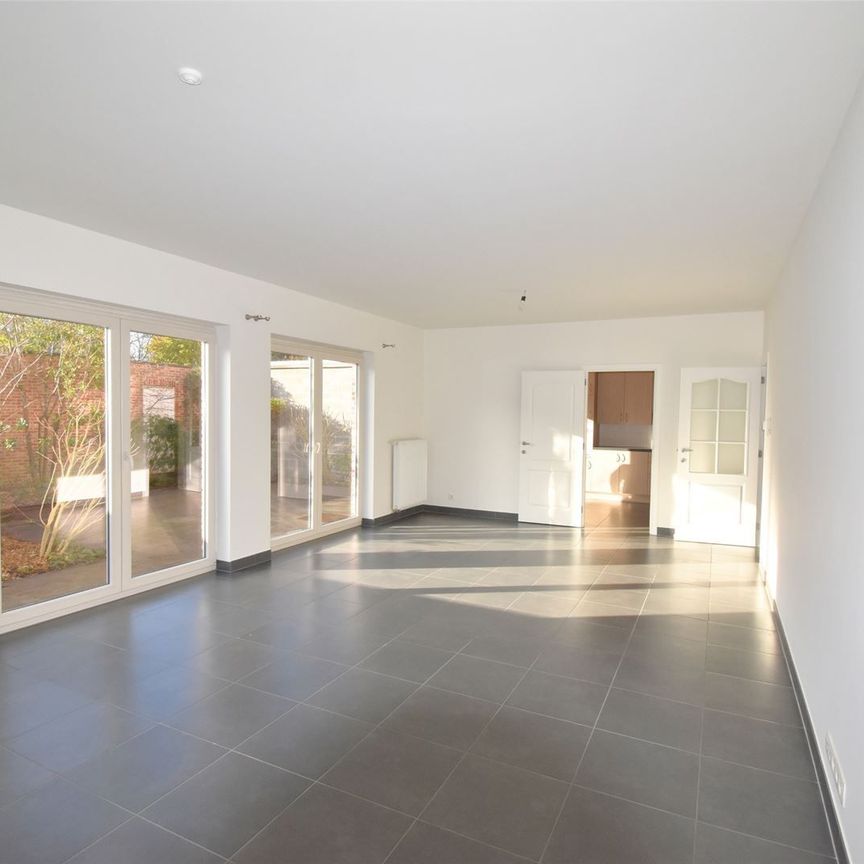 Ruim, recent gelijkvloers appartement in centrum Sint-Denijs-Westerm - Photo 1