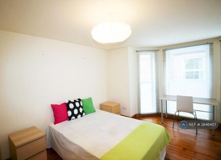 3 bedroom flat to rent - Photo 4