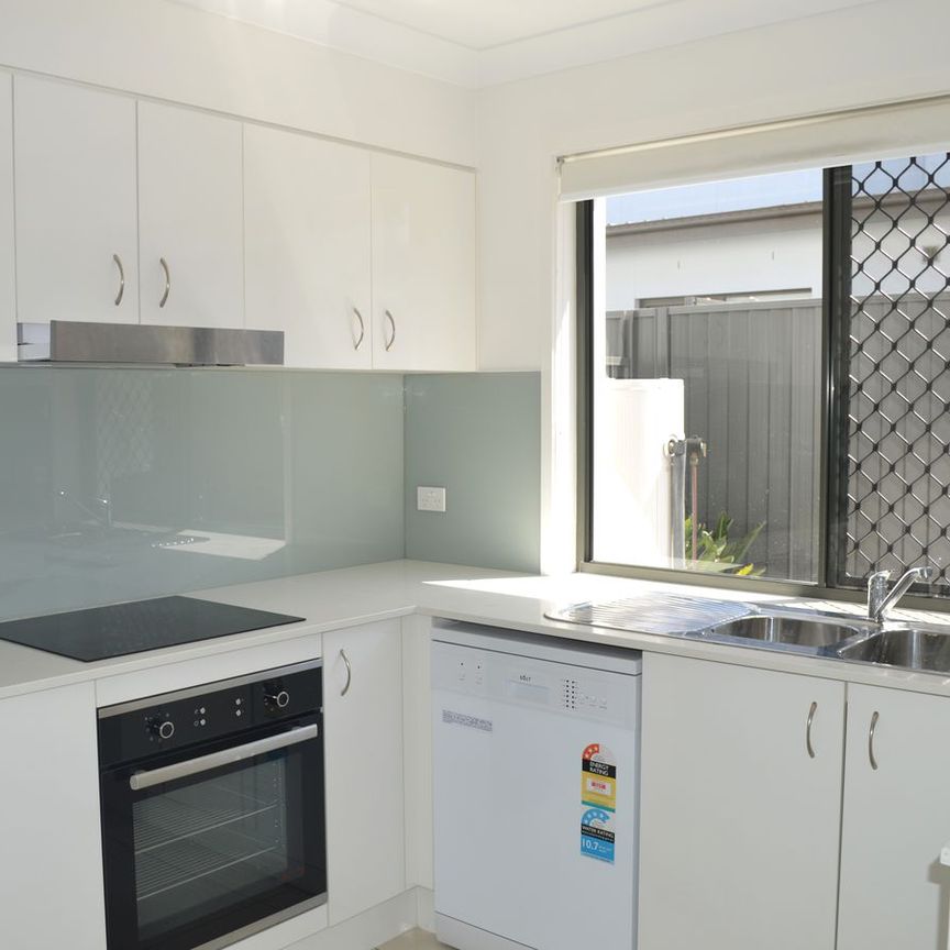 Modern, sleek & spacious - Photo 1