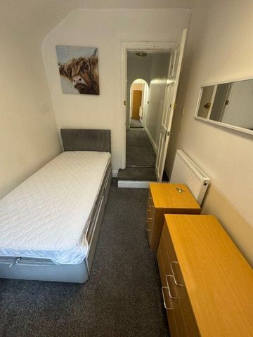 4 bedroom flat to rent - Photo 3