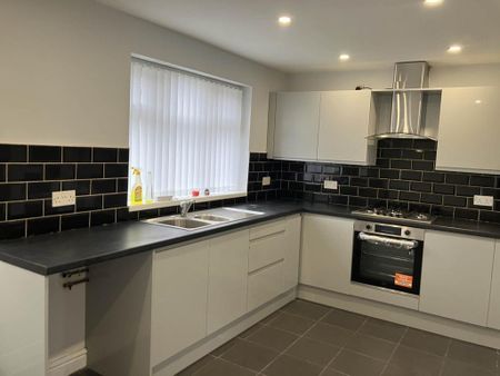 3 bedroom semi-detached house to rent - Photo 5