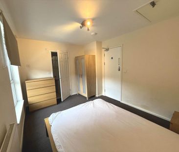 1 bedroom in a house share to rent - Photo 2