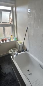1 bedroom in a flat share to rent - Photo 4