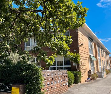 FANTASTIC UNIT IN A PRIME LOCATION - ESSENDON! - Photo 4