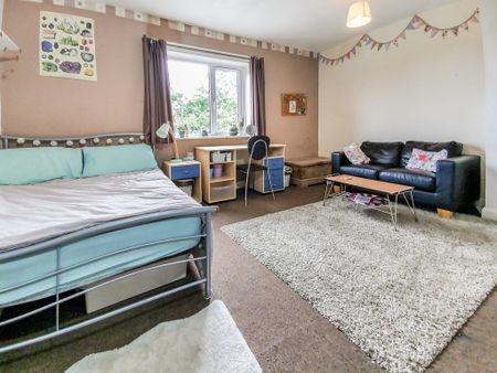 5 bedroom semi-detached house to rent - Photo 4