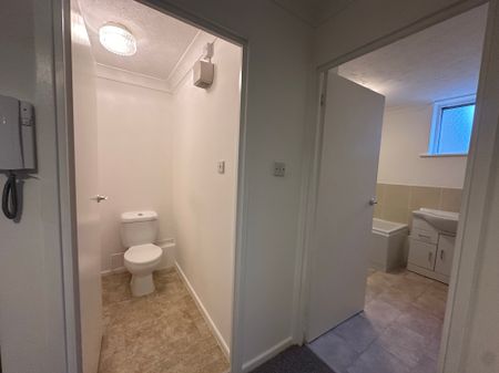 2 bedroom apartment to rent Cardinal Court, Grand Avenue, Worthing, BN11 - Photo 4