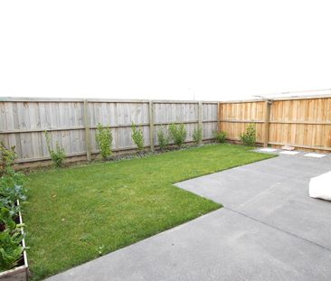Three Bedroom Townhouse in Faringdon - Photo 3