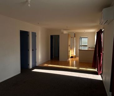 Charming 3BR Flat Bush Home with Garden - Photo 5