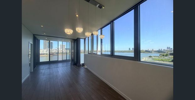 3 Bedrooms Apartment with Stunning Waterview - Photo 1