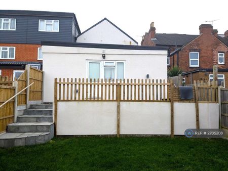 1 bedroom in a house share to rent - Photo 4