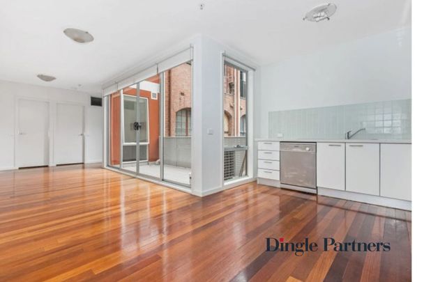 Bright & Modern 2-Bedroom Apartment in the Heart of Collingwood - Photo 1